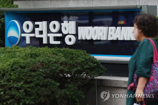 우리은행이 창립 124주년을 맞아 5개 적금 상품 금리를 인상했다. 연합뉴스